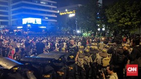 Aksi Bawaslu Bubar, Massa dan Polisi Saling Lambaikan Tangan
