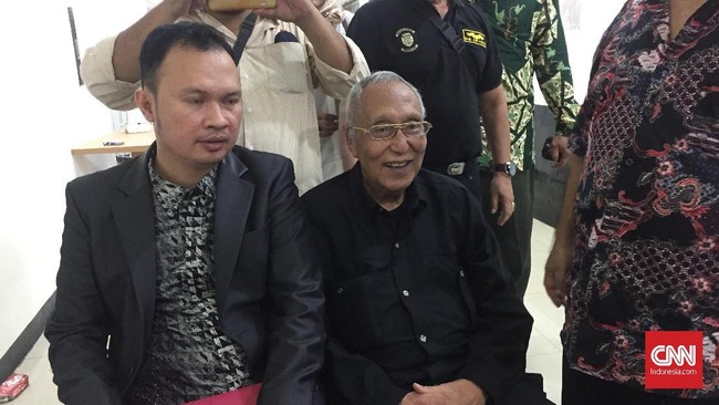 Permadi diperiksa sebagai saksi terlapor terkait pernyataanya soal revolusi. Sementara Sambo diperiksa sebagai saksi untuk tersangka kasus maka Eggi Sudjana.