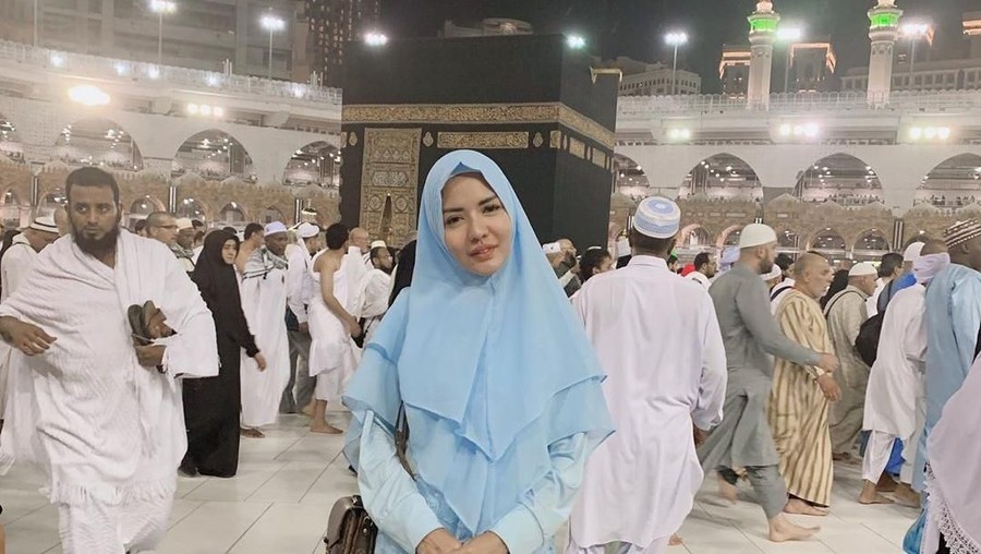 Anggia Chan membuat netizen geram karena melakukan live Instagram di depan Kakbah.