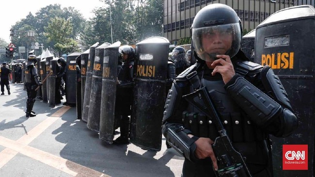 Relawan pendukung Jokowi-Ma'ruf mendukung aparat keamanan yang berjaga di Bawaslu dan kawasan Bundaran HI. Mereka akan menggelar aksi simpatik di Bundaran HI.