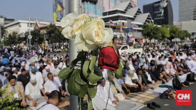 Massa dari dua kubu berbeda sempat sama-sama berunjuk rasa di depan kantor Bawaslu, namun dari Koalisi Anak Bangsa mundur setelah kalah jumlah dari massa GNKR.