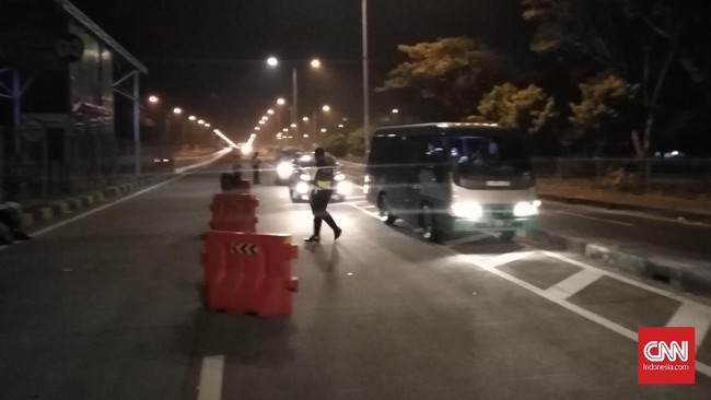 Polres Tanjung Perak memutar balik 160 kendaraan yang hendak menuju Madura via Jembatan Suramadu.
