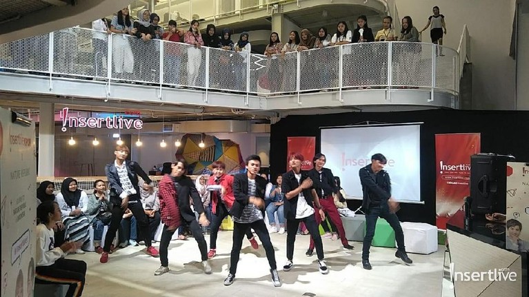 Penggemar EXO yang dikenal dengan nama EXO-L tampak antusias saat mengikuti Ngabuburit bareng EXO-L di markas Insertlive, Selasa (21/5). 