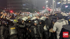 Tarawih Usai, Polisi Berhadapan dengan Massa Aksi Bawaslu