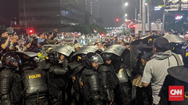 Sebelumnya polisi memberikan waktu hingga usai tarawih bagi peserta aksi di depan Gedung Bawaslu.