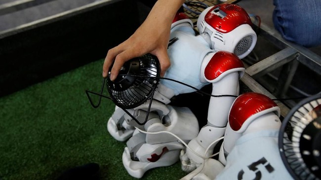 FOTO: Turnamen Sepak bola Robot Digelar di China
