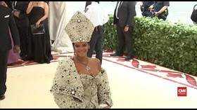 VIDEO: Rihanna Bakal Rilis Lini Fesyen Setaraf Dior