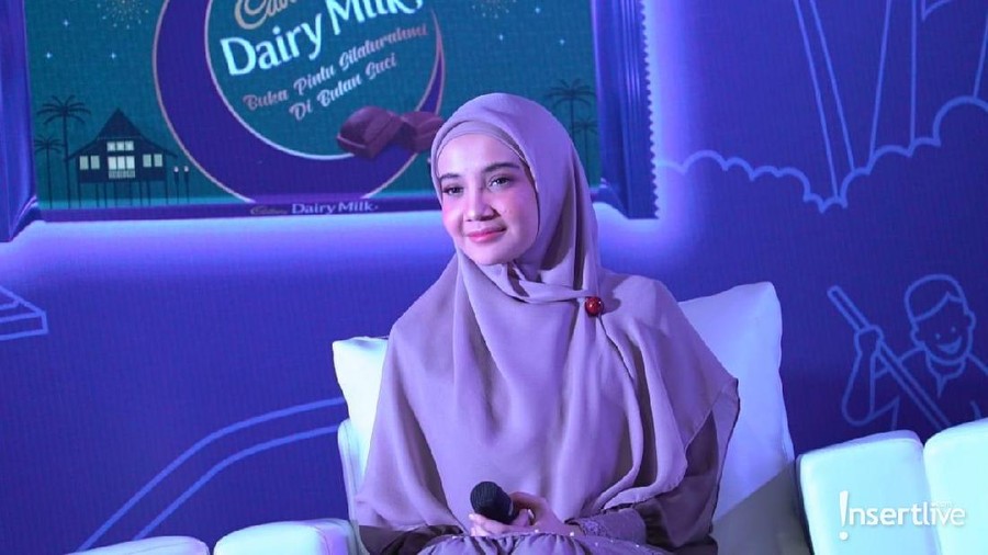 Zaskia Sungkar menepis kabar bahwa dirinya tengah berbadan dua.