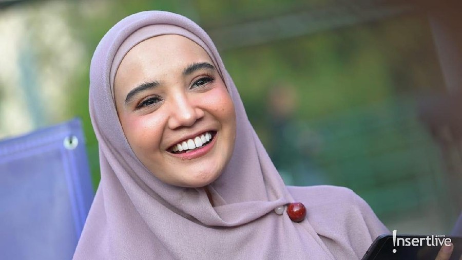 Zaskia Sungkar dikabarkan adanya kemungkinan jika dirinya tengah hamil kembar.