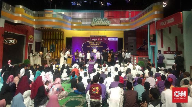 Gelaran buka bersama Transmedia bersama anak yatim jadi momen penyerahan sumbangan PT Sinarmas untuk CT Arsa Foundation.