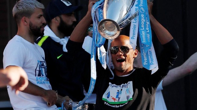 Vincent Kompany mengenakan kaus khusus "Jangan Tendang Viny" saat parade juara Manchester City di Kota Manchester.