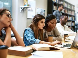 10 Contoh Soal UTBK SNBT 2025 Pemahaman Bacaan dan Menulis, Latih Fokusmu!