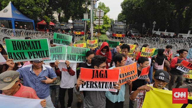 Aktivitas pabrik motor dan mobil di dalam negeri tetap normal meski beredar kabar bahwa ada gerakan massa yang akan memanaskan situasi politik dalam negeri.