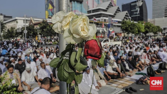 FOTO: Aksi Tolak Hasil Pemilu di Depan Bawaslu