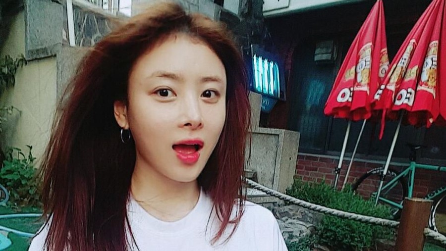 Han Ji Seong dan suami terlihat berada di sebuha restoran.