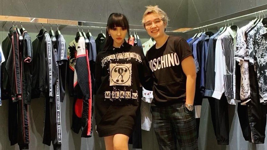 Lucinta Luna dilamar oleh pacarnya yaitu Abash, netizen mempertanyakan siapakah yang hamil karena jenis kelamin Abash yang masih diragukan sebagai lelaki tulen.