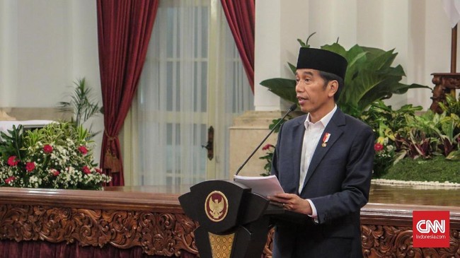Presiden Jokowi bersama para pejabat negara menggelar peringatan Nuzulul Quran. TGB menyebut hanya di Indonesia acara Nuzulul Quran digelar di Istana Negara.