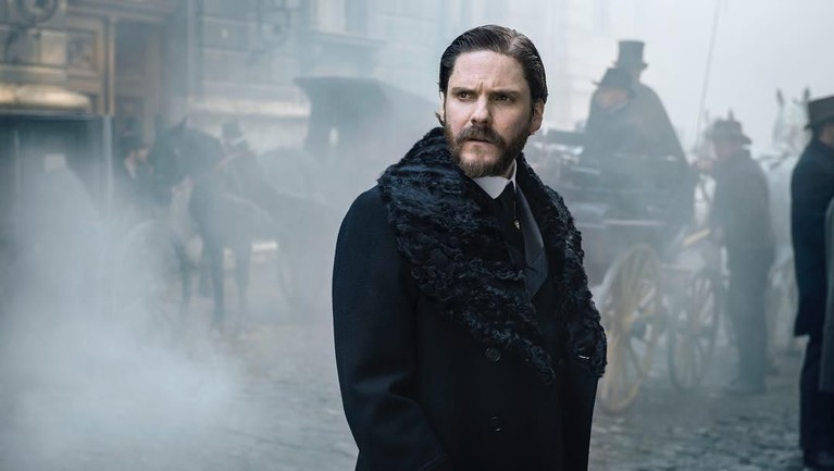 7 Potret Daniel Bruhl Pemeran Niki Lauda di Film Kisah legenda F1 asal Austria, Niki Lauda, diangkat dalam film Rush. Berikut ini potret Daniel Bruhl yang bermain sebagai Niki Lauda di film Rush: