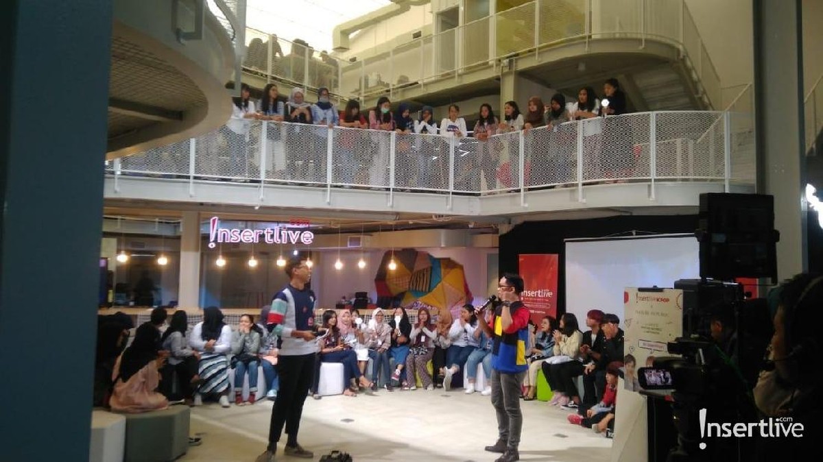 Penggemar EXO yang dikenal dengan nama EXO-L tampak antusias saat mengikuti Ngabuburit bareng EXO-L di markas Insertlive&comma; Selasa &lpar;21&sol;5&rpar;&period; 