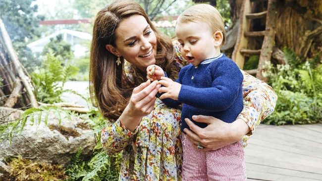 Kate Middleton mengenakan gaun bunga-bunga saat mengantar Putri Charlotte yang masih berusia 4 tahun ke sekolah. Gaun ini langsung ludes terjual.