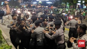 Polisi Bubarkan Massa di Bawaslu Karena Memprovokasi