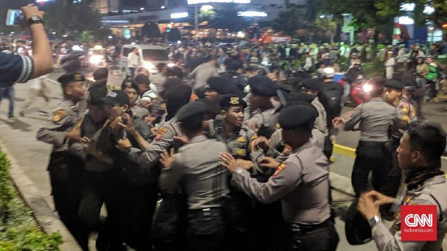 Polisi mengamankan belasan massa aksi setelah terjadi kericuhan di sekitar Gedung Bawaslu, Jakarta, pada Selasa (21/5) malam.