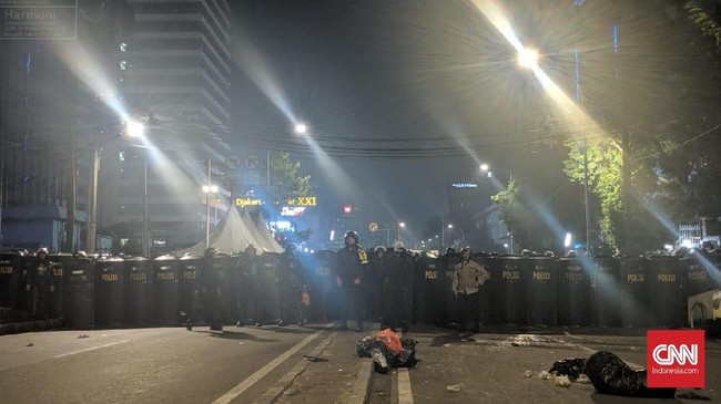 Massa masih enggan membubarkan diri meski polisi meminta agar mereka kembali ke rumah masing-masing. Mereka meminta rekan mereka dibebaskan.