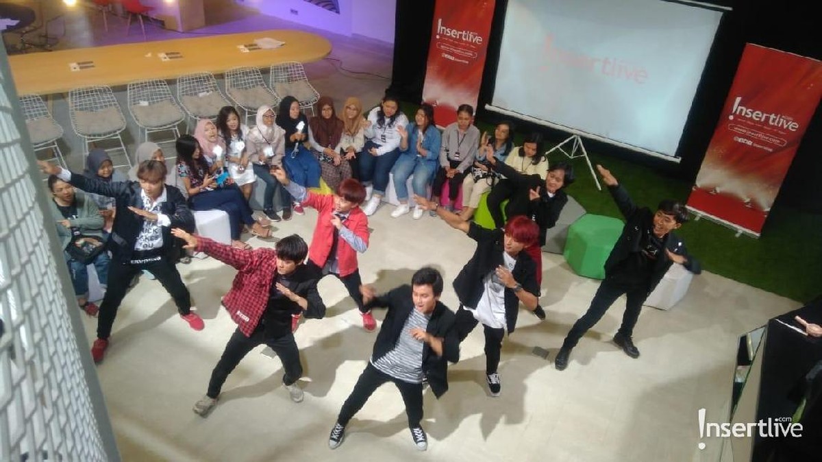 Penggemar EXO yang dikenal dengan nama EXO-L tampak antusias saat mengikuti Ngabuburit bareng EXO-L di markas Insertlive&comma; Selasa &lpar;21&sol;5&rpar;&period; 