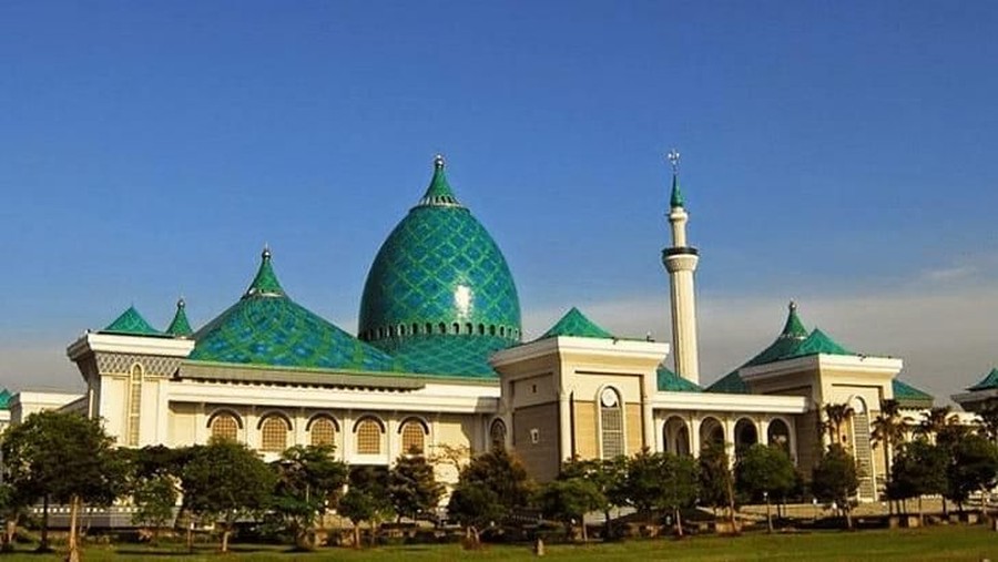 Empat masjid Indonesia terbesar di Asia Tenggara. Mulai dari Masjid Istiqlal hingga Masjid Raya Baiturrahman Aceh.