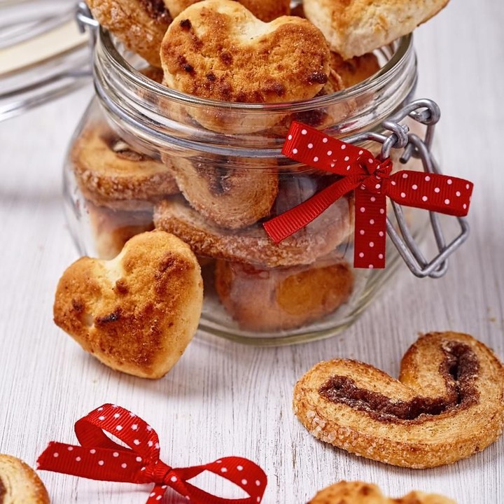 <p>Toples selanjutnya, kita hias dengan pita berwarna merah yuk! Besar dan lebar pita disesuikan dengan tinggi toplesnya ya. (Foto: iStock)</p>