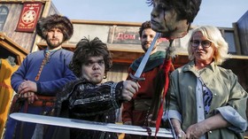 FOTO : Ramai-ramai Menonton Akhir 'Game of Thrones'