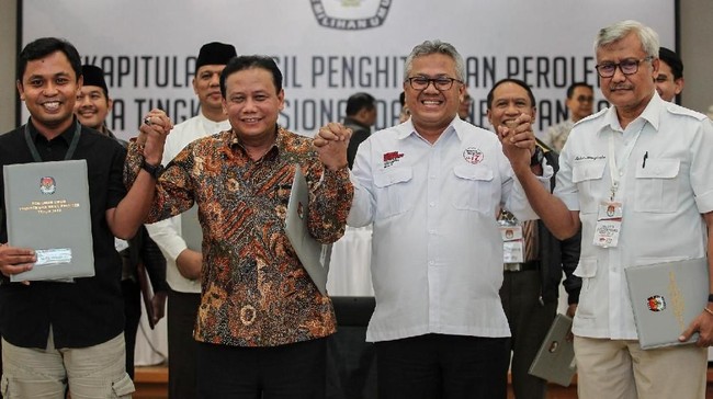 Ketua KPU Arief Budiman (kedua kanan) bersama Ketua Bawaslu Abhan (kedua kiri) berjabat tangan dengan perwakilan saksi TKN 01 dan BPN 02 seusai mengikuti rekapitulasi hasil penghitungan perolehan suara tingkat nasional dan penetapan hasil Pemilihan Umum tahun 2019 di gedung KPU, Jakarta, Selasa (21/5/2019) dini hari. KPU menetapkan pasangan Capres-Cawapres nomor urut 01 Joko Widodo-Maruf Amin menjadi pemenang Pilpres 2019 dengan total perolehan suara sebesar 85.607.362 atau 55,50 persen dan Partai Demokrasi Indonesia Perjuangan (PDIP) memperoleh suara terbanyak dengan 27.053.961 atau 19,33 persen. ANTARA FOTO/Dhemas Reviyanto/pras. *** Local Caption ***