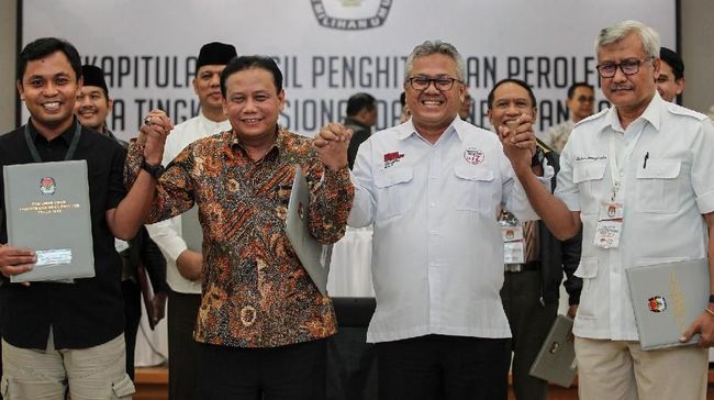 REKAPITULASI HASIL PENGHITUNGAN SUARA PEMILU 2019 Ketua KPU Arief Budiman (kedua kanan) bersama Ketua Bawaslu Abhan (kedua kiri) berjabat tangan dengan perwakilan saksi TKN 01 dan BPN 02 seusai mengikuti rekapitulasi hasil penghitungan perolehan suara tingkat nasional dan penetapan hasil Pemilihan Umum tahun 2019 di gedung KPU, Jakarta, Selasa (21/5/2019) dini hari. KPU menetapkan pasangan Capres-Cawapres nomor urut 01 Joko Widodo-Maruf Amin menjadi pemenang Pilpres 2019 dengan total perolehan suara sebesar 85.607.362 atau 55,50 persen dan Partai Demokrasi Indonesia Perjuangan (PDIP) memperoleh suara terbanyak dengan 27.053.961 atau 19,33 persen. ANTARA FOTO/Dhemas Reviyanto/pras. *** Local Caption ***