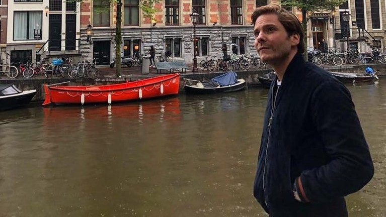 Kisah legenda F1 asal Austria, Niki Lauda, diangkat dalam film Rush. Berikut ini potret Daniel Bruhl yang bermain sebagai Niki Lauda di film Rush: