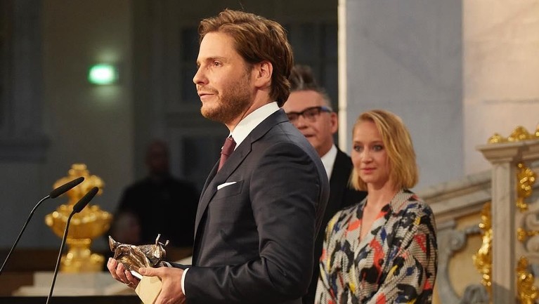 7 Potret Daniel Bruhl Pemeran Niki Lauda di Film Kisah legenda F1 asal Austria, Niki Lauda, diangkat dalam film Rush. Berikut ini potret Daniel Bruhl yang bermain sebagai Niki Lauda di film Rush: