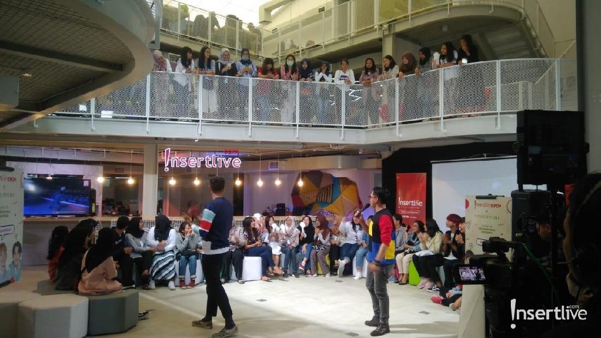 Penggemar EXO yang dikenal dengan nama EXO-L tampak antusias saat mengikuti Ngabuburit bareng EXO-L di markas Insertlive&comma; Selasa &lpar;21&sol;5&rpar;&period; 