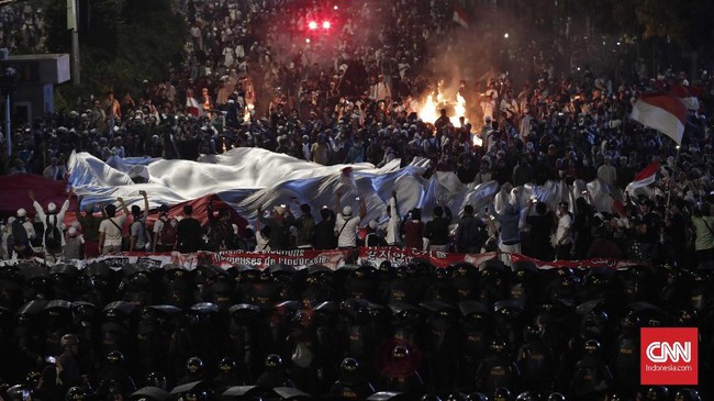 Kapolri Jenderal Listyo Sigit Prabowo mengingatkan jajarannya untuk mengantisipasi potensi kericuhan yang mungkin bakal terjadi menjelang Pemilu 2024.