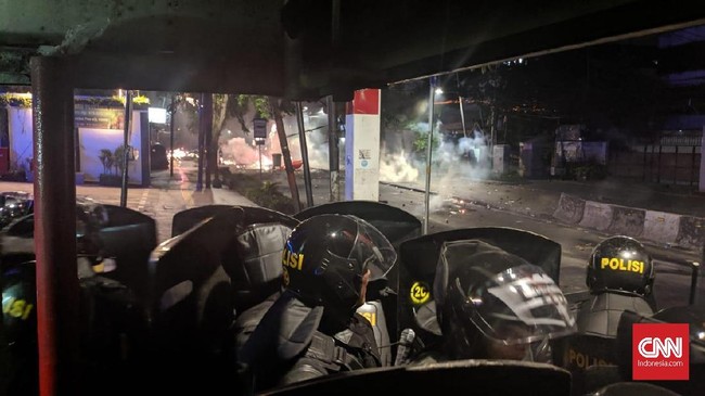 Massa yang terlibat bentrok dengan polisi melemparkan bom molotov sebagai balasan atas imbauan dari polisi agar mereka membubarkan diri.