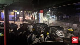 Imbauan Polisi Agar Massa Bubar Dibalas Molotov