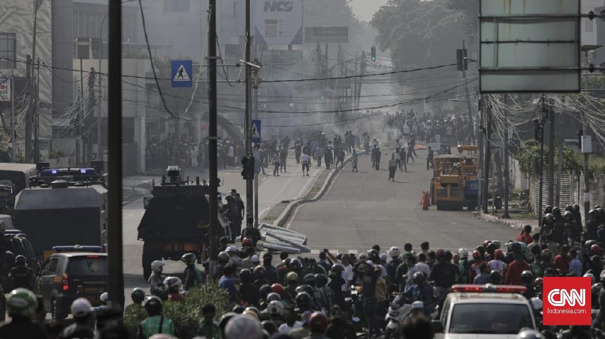 FOTO : Kota Bambu Selatan Memanas, Massa Dipukul Mundur