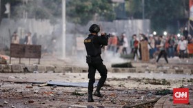 Massa Berdatangan, Brimob dan Marinir Siaga di Depan KPU