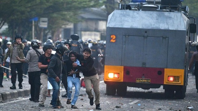 Namun, polisi memilih menunggu di Jalan KS Tubun Raya dan tidak menyerbu masuk ke dalam gang. Setidaknya masih ada puluhan orang yang bersembunyi di pemukiman warga. (ANTARA FOTO/Sigid Kurniawan/pras)