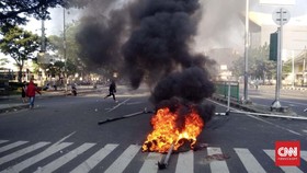 Massa Demo Ricuh di Tanah Abang ke Polisi: Tembak, Tembak!