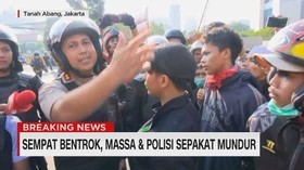 VIDEO: Sempat Bentrok, Massa & Polisi Sepakat Mundur