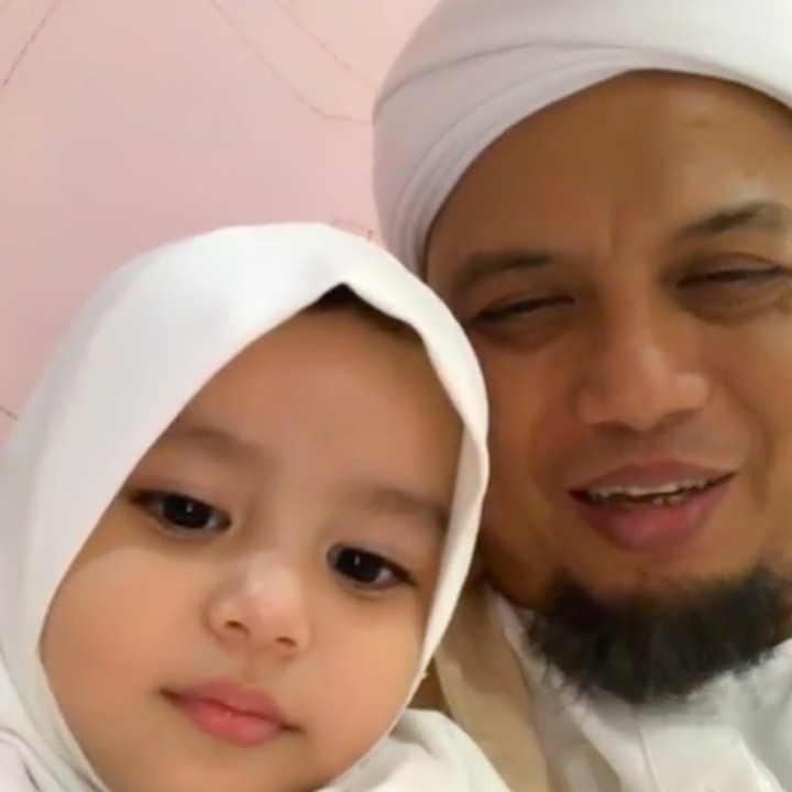 <div>Kini giliran sang adik, Akshya Zakiya Arifin yang wefie bareng sang abi. (Foto: Instagram/ @kh_m_arifin_ilham)</div><div> </div>
