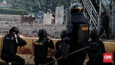 FOTO: Tanah Abang Masih Mencekam Aksi massa di depan gedung Bawaslu, Selasa (21/5), yang mulanya berjalan damai berubah rusuh berupa bentrok warga dan aparat dan menjalar hingga Tanah Abang.