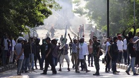 FOTO: Massa Bakar Pos Polisi di Pontianak