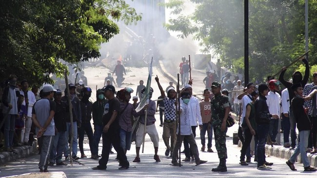 Polisi menduga protes pembakaran pos lalu lintas dipicu kabar hoaks tentang penembakan yang terjadi terhadap demonstran di Petamburan.
