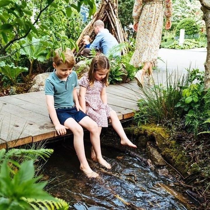 <p>Nah duo kakak adik yang satu ini, Pangeran George serta Putri Charlotte kompak melepas alas kaki mereka saat mengeksplorasi taman. (Foto: Instagram @kensingtonroyal)</p>