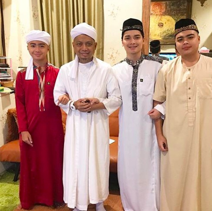 Arifin Ilham bersama ketiga jagoannya yaitu Alvin, Ameer, dan Azka. (Foto: Instagram/ @alvin_411)